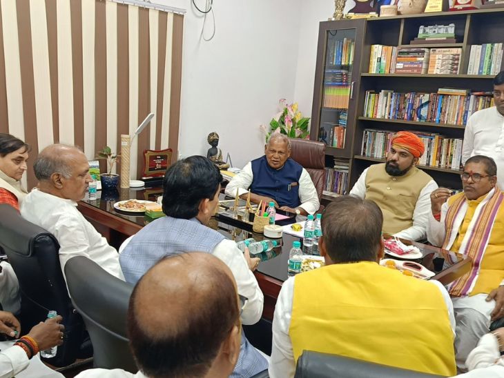 जीतन राम मांझी के आवास पर गुरुवार देर रात बीजेपी के नेताओं ने मंथन किया।