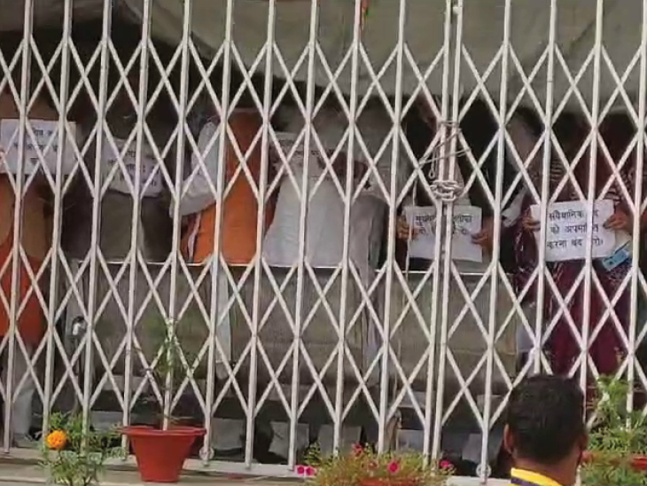 स्पीकर के चेंबर के बाहर मांझी नीतीश कुमार के खिलाफ धरने पर बैठे हैं।