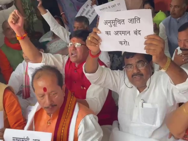 सदन शुरू होने से पहले स्पीकर के चेंबर के बाहर नेता-प्रतिपक्ष के साथ बीजेपी के कई विधायक धरने पर बैठे।
