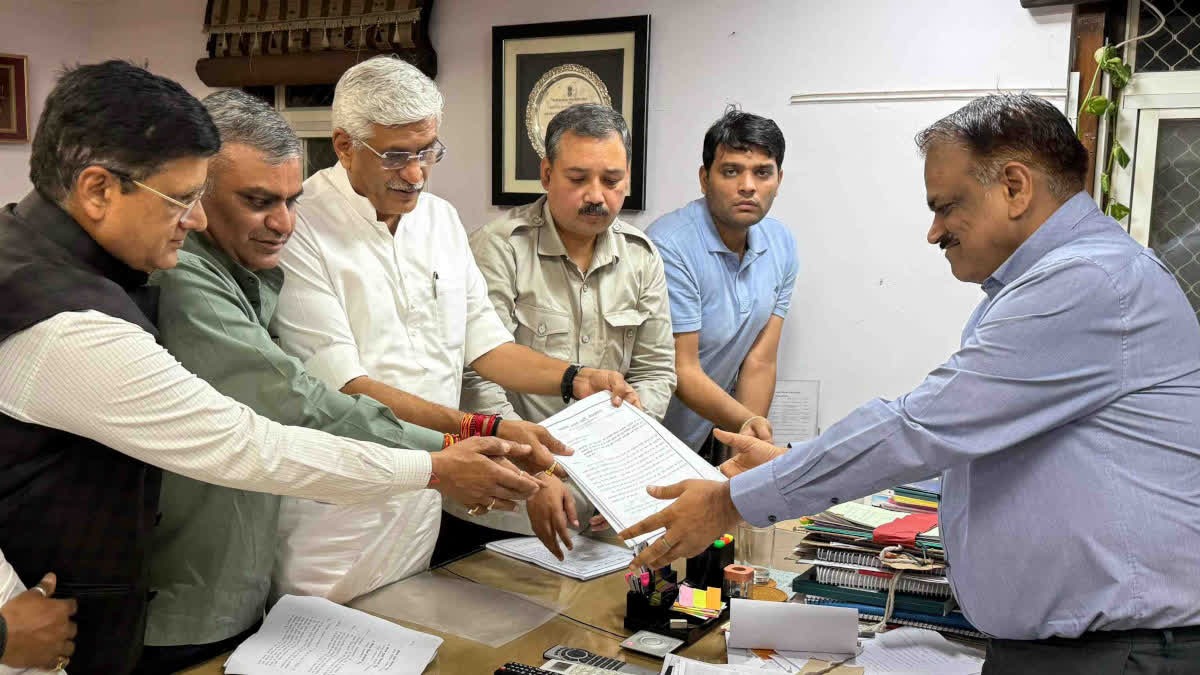 भाजपा के सांसद गजेंद्र सिंह शेखावत ने गहलोत के खिलाफ कार्रवाई के लिए मुख्य निर्वाचन अधिकारी को ज्ञापन सौंपा।