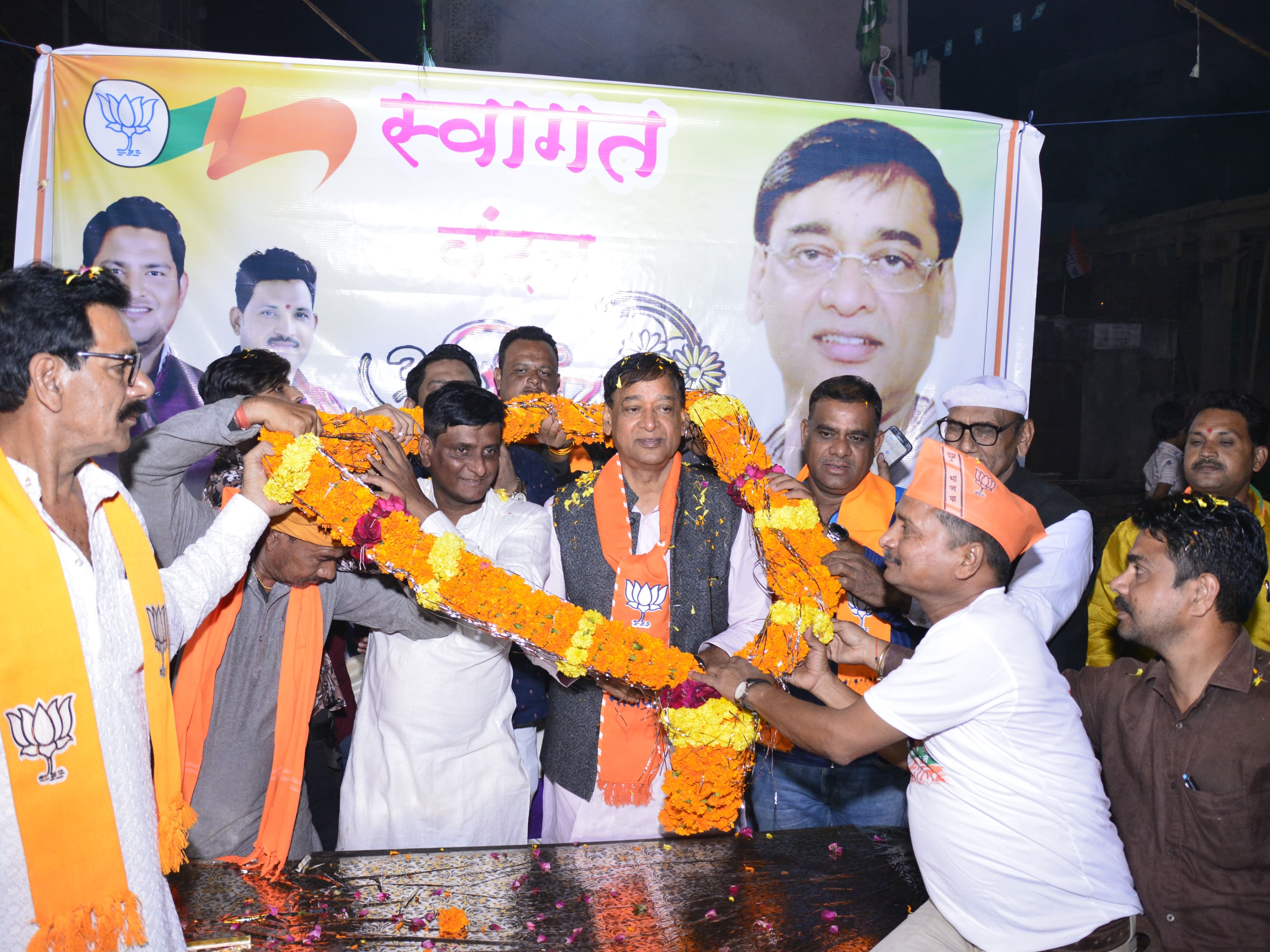 BJP candidate from Bhopal Central did public relations in Jogipura | ध्रुवनारायण  सिंह ने बैठक कर मांगा समर्थन, समस्याएं भी सुनीं - Dainik Bhaskar