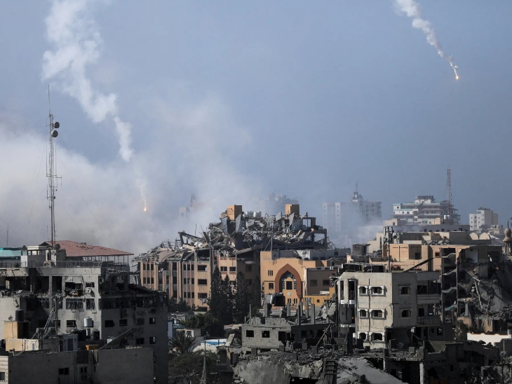 इजराइल लगातार गाजा के रिहायशी इलाकों को निशाना बना रहा है।