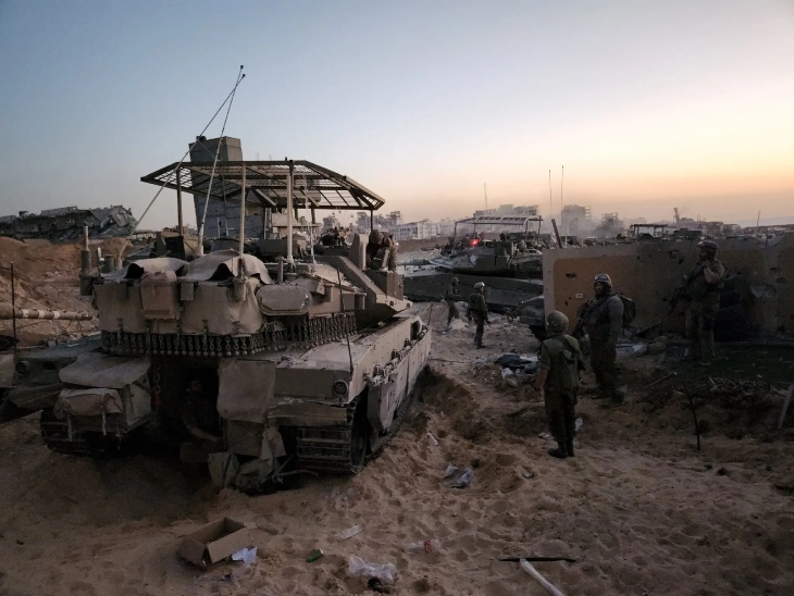 इजराइली सेना के टैंक गाजा में जमीनी हमले कर रहे हैं।