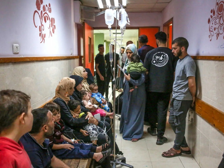 गाजा के अस्पतालों में बेड नहीं बचे हैं। बच्चों और अन्य घायलों को कॉरिडोर में ही ड्रिप लगाई जा रही है।