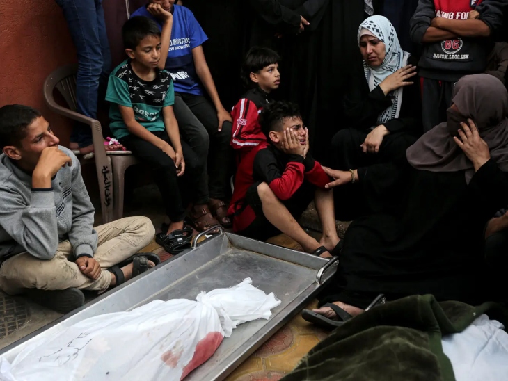 गाजा में जंग के बीच अपनों को खोने के बाद बच्चे-बड़े सब रोते नजर आए।