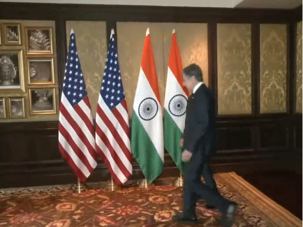 भारत-अमेरिका के बीच 2+2 बैठक शुरू होने से पहले जयशंकर से मिलते एंटनी ब्लिंकन।