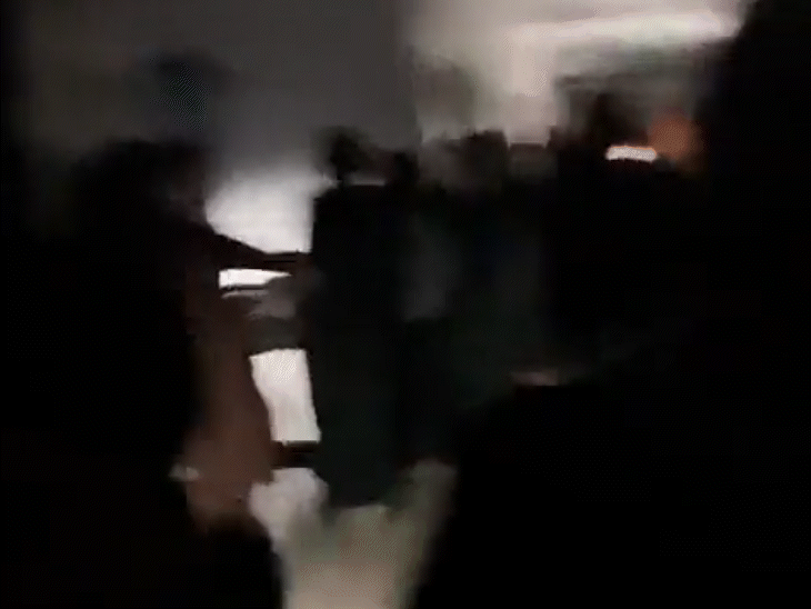 अल-शीफा अस्पताल में बमबारी के बाद मैटर्निटी वॉर्ड की बिजली गुल हो गई।