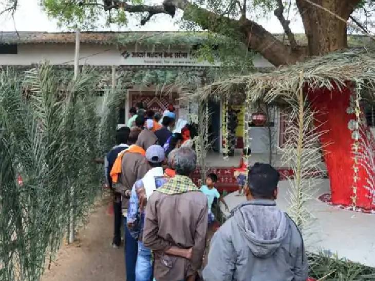 छत्तीसगढ़ की 20 सीटों पर वोटिंग हो चुकी है। कांकेर के एक पोलिंग बूथ पर अपने अधिकार का इस्तेमाल करने के लिए इंतजार करते वोटर्स।