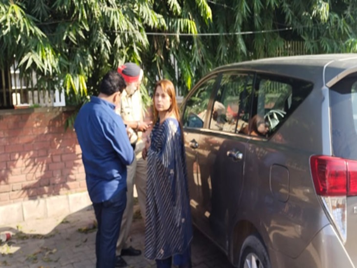 पीड़ित दंपत्ती पुलिस को जानकारी देते।