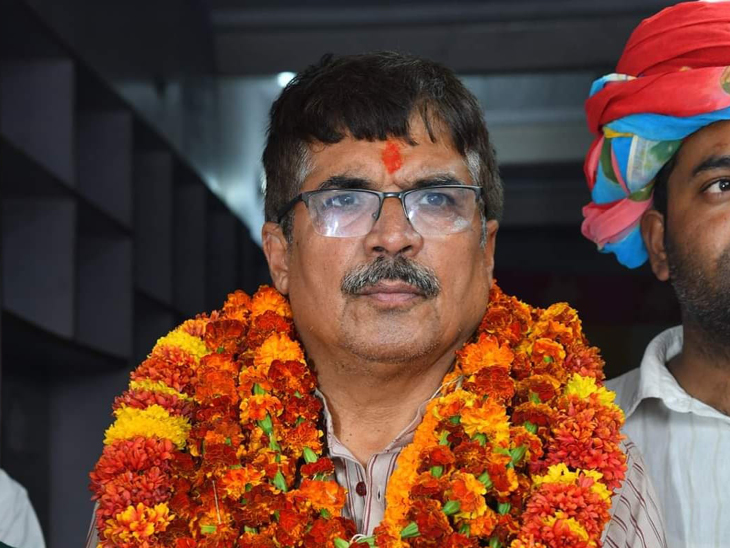 आलोक बेनीवाल कांग्रेस की दिग्गत नेता रहीं कमला बेनीवाल के बेटे हैं। उनका शाहपुरा से टिकट काट दिया था।