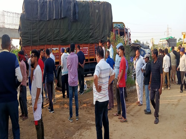 घटना के बाद मौके पर भारी मात्रा मे लोग इकट्ठा हो गए थे।