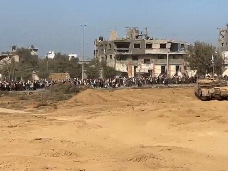 उत्तरी गाजा छोड़कर जाते हुए लोग, पिछले एक हफ्ते में 1 लाख से ज्यादा लोग दक्षिण गाजा पहुंच चुके हैं।