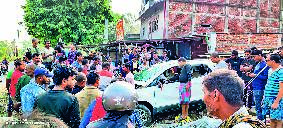 Uncontrolled car broke electric pole and damaged Gumti | अनियंत्रित कार ...