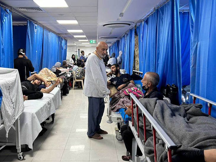 गाजा के अस्पतालों में घायलों की संख्या लगातार बढ़ती जा रही है। ऐसे में यहां जरूरी सुविधाओं की कमी हो रही है।