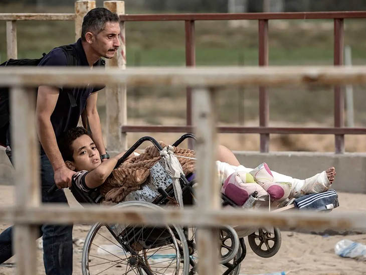 इजराइल की चेतावनी के बीच नॉर्थ गाजा से अब तक हजारों लोग पैदल ही साउथ गाजा जा चुके हैं।