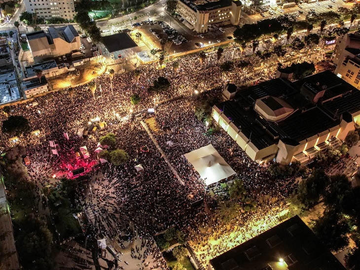 तेल अवीव में हजारों लोगों ने पहले बंधकों को छुड़ाने की मांग के साथ प्रदर्शन किया।
