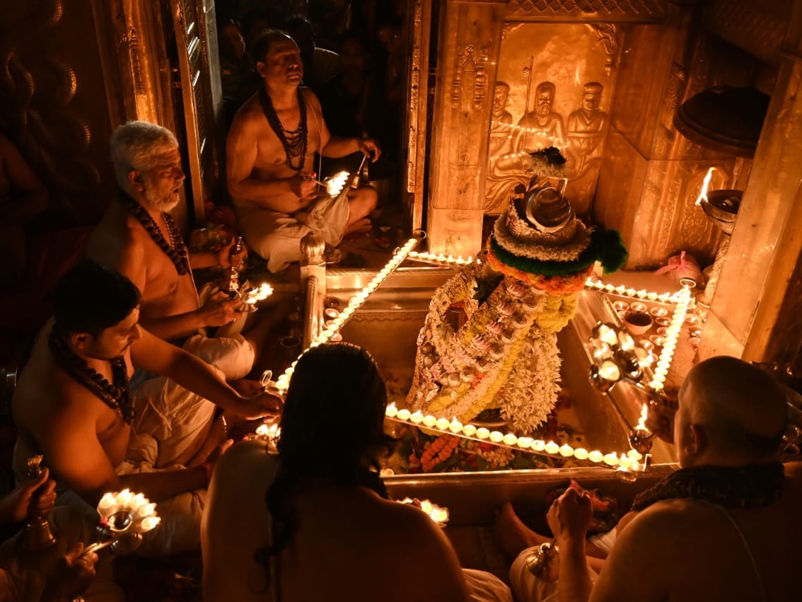 Rangoli of Lord Ram made amidst conch shells on Diwali | दीपावली पर शंख ...