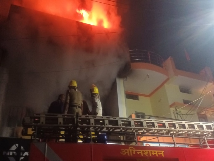 स्पोर्ट्स की दुकान में लगी आग को बुझाते दमकल कर्मी। - Dainik Bhaskar