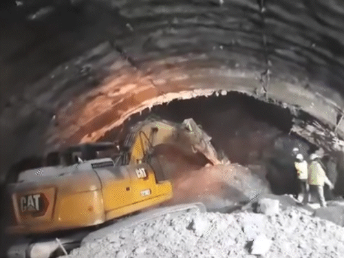 उत्तरकाशी में 12 नवंबर को सुबह 4 बजे सिल्क्यारा टनल का एक हिस्सा धंस गया। साढ़े 4 किलोमीटर लंबी यह टनल यमुनोत्री नेशनल हाईवे पर सिल्क्यारा और डंडलगांव के बीच बनाई जा रही है। - Dainik Bhaskar