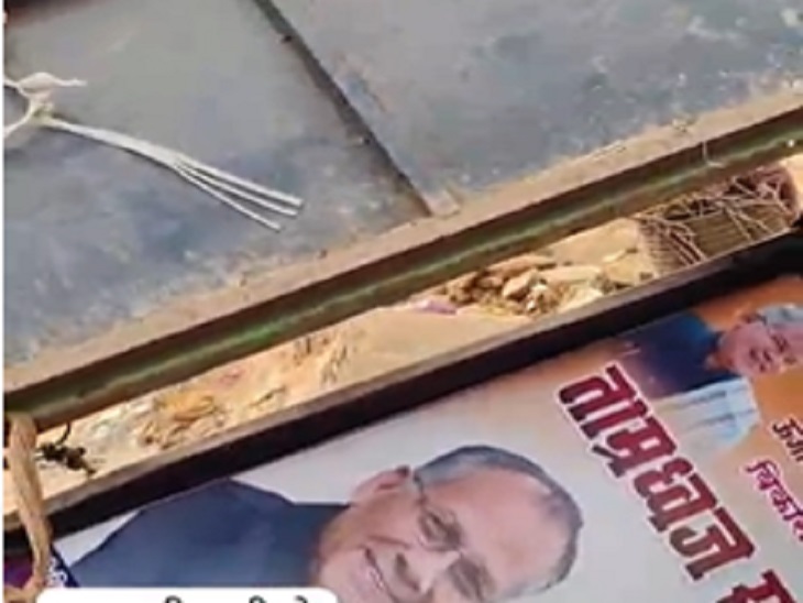 दुर्ग के रिसाली निगम की कचरा गाड़ी में गृहमंत्री ताम्रध्वज का प्रचार करने का आरोप लगा है। - Dainik Bhaskar