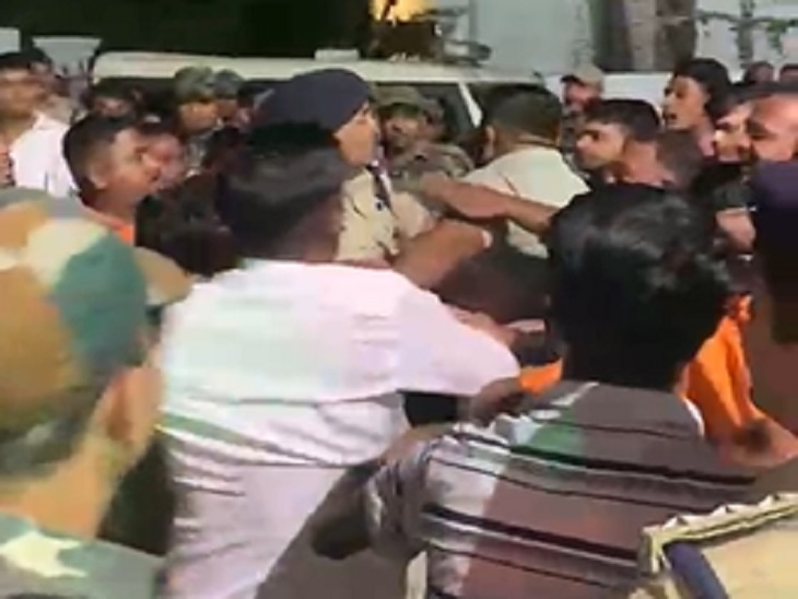 पुलिस के सामने कांग्रेस और भाजपा समर्थक मारपीट करते हुए। - Dainik Bhaskar