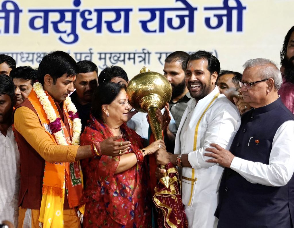 वसुंधरा राजे लगातार अपने समर्थक नेताओं के लिए चुनावी प्रचार में जुटी हुई है।