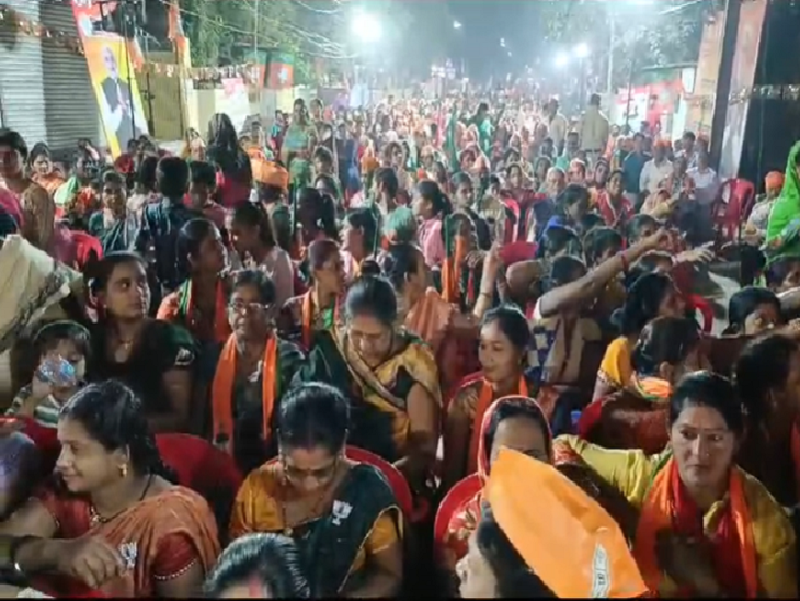 चुनावी सभा में महिलाओं और आम लोगों की भीड़।