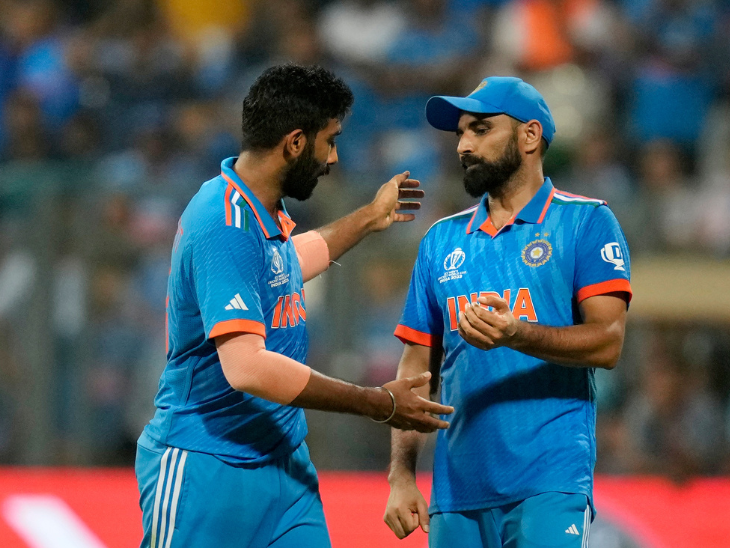 कैच छोड़ने के बाद गेंदबाज जसप्रीत बुमराह ने शमी से बात की और उन्हें सकारात्मक रहने के लिए कहा.