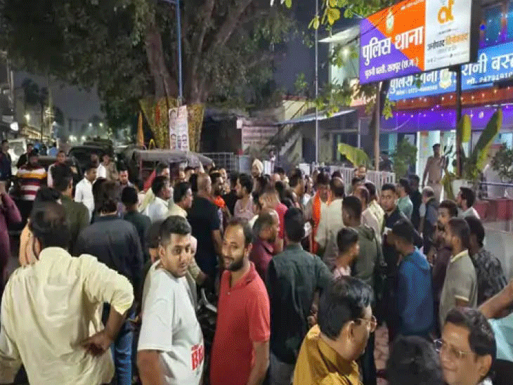 सूत्रों से मिली जानकारी के मुताबिक रात में पुलिस ने कुछ आरोपियों को हिरासत में भी लिया गया है। - Dainik Bhaskar