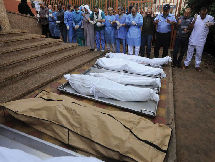 खान यूनिस के नासेर अस्पताल के बाहर हमलों में मारे गए लोगों के शव रखे गए।