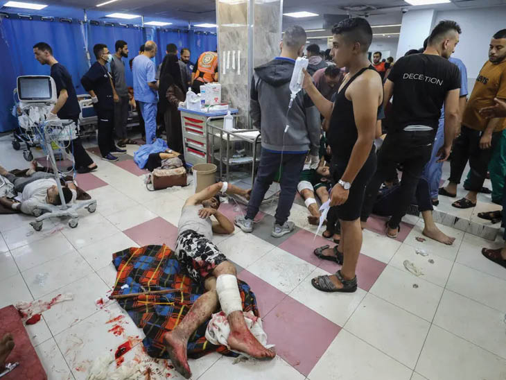 अस्पताल के अंदर घायलों के इलाज के लिए बिस्तरों और मेडिकल इक्विपमेंट्स की कमी है।