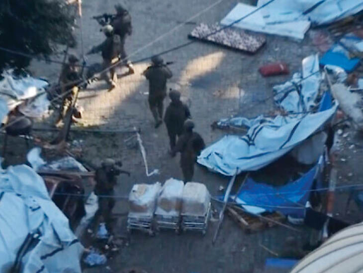 अल-शिफा अस्पताल में दाखिल होते इजराइली सैनिक। वो बुधवार सुबह से अस्पताल में रेड कर रहे हैं।