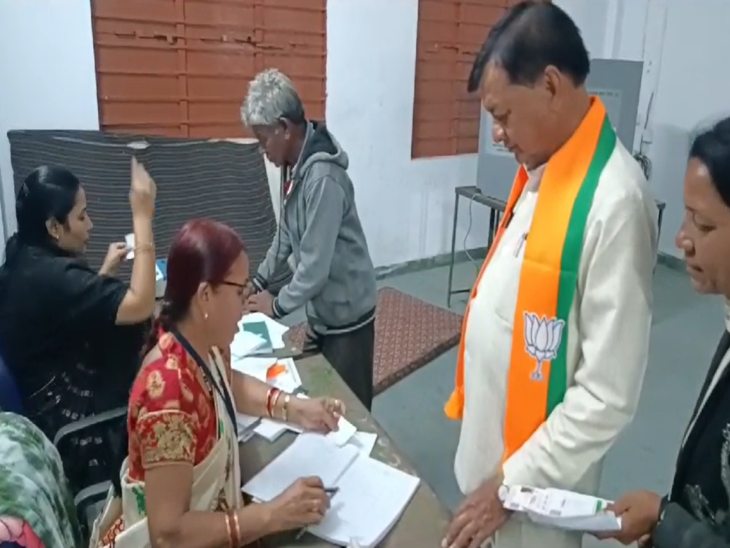 कोरबा विधानसभा सीट से भाजपा प्रत्याशी लखनलाल देवांगन ने भी कोहड़िया मतदान केंद्र में अपना वोट डाला।