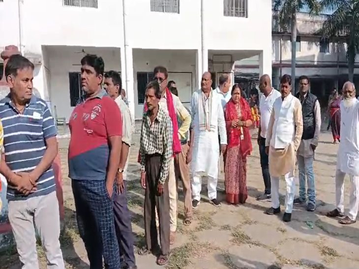 राजस्व मंत्री जयसिंह अग्रवाल वोट डालने के लिए अपनी पत्नी के साथ लाइन में लगे हुए।