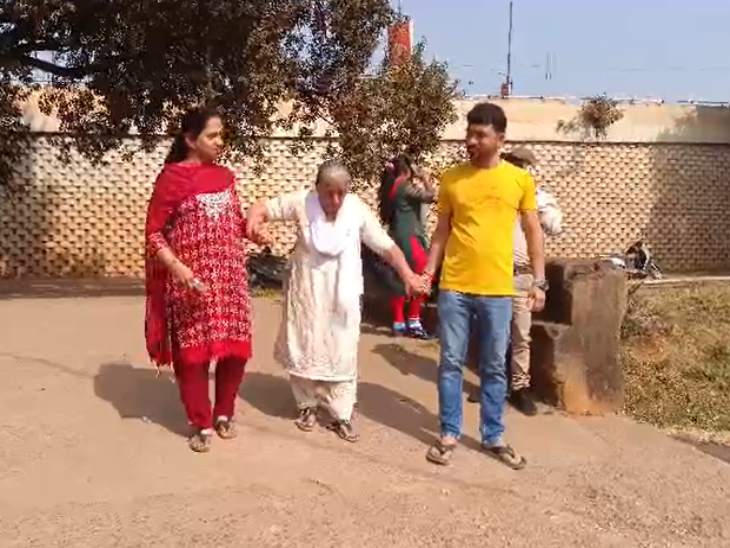रायपुर नाका स्थित गुरु नानक प्राथमिक शाला मतदान केंद्र में 85 साल की कांदी बाई ने वोट दिया।