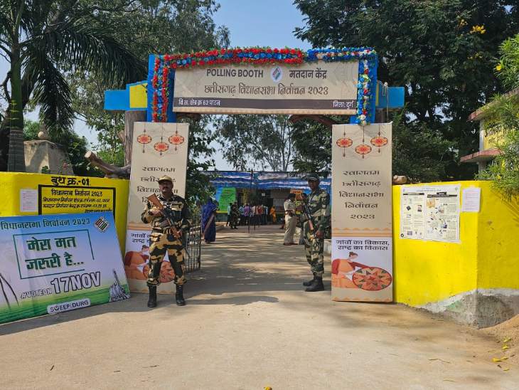मुख्यमंत्री भूपेश के गांव कुरुद डीह में तैनात सुरक्षाकर्मी।
