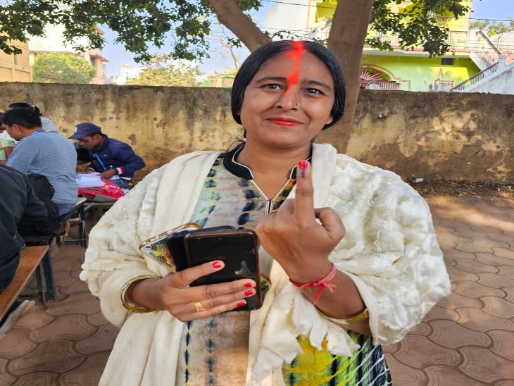 दुर्ग के कुरुद हाउसिंग बोर्ड में बूथ क्रमांक 138 में छठ व्रत धारी महिला ने वोट डाला।