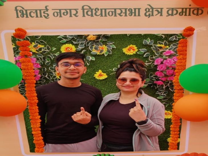 बेंगलुरु से आए भाई-बहन ऐश्वर्य अग्रवाल और आराधना अग्रवाल ने पहली बार वोट किया।