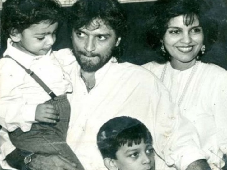पति मजहर खान, बेटो अजान और जहान के साथ जीनत अमान।