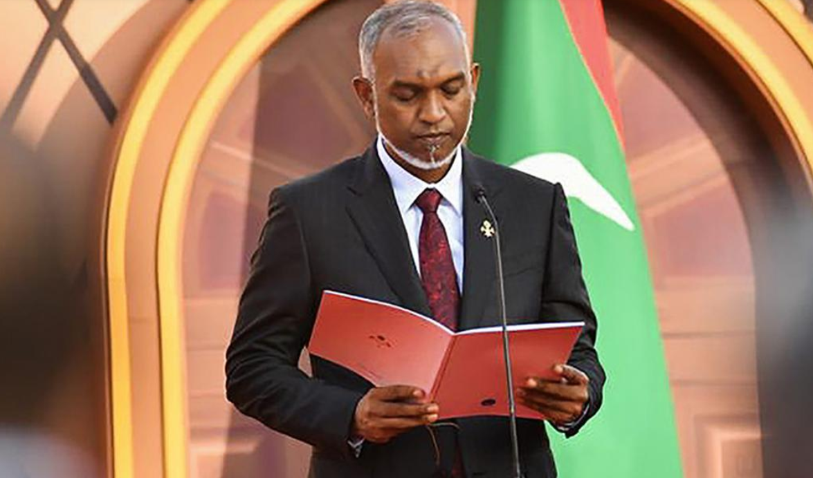 17 नवंबर को राष्ट्रपति पद की शपथ लेते हुए मुहम्मद मुइज्जू।