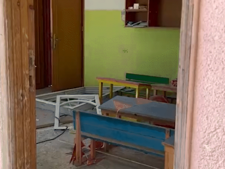 फुटेज गाजा के किंडरगार्टन की है, जहां इजराइली सेना ने हमास के हथियार मिलने का दावा किया है।