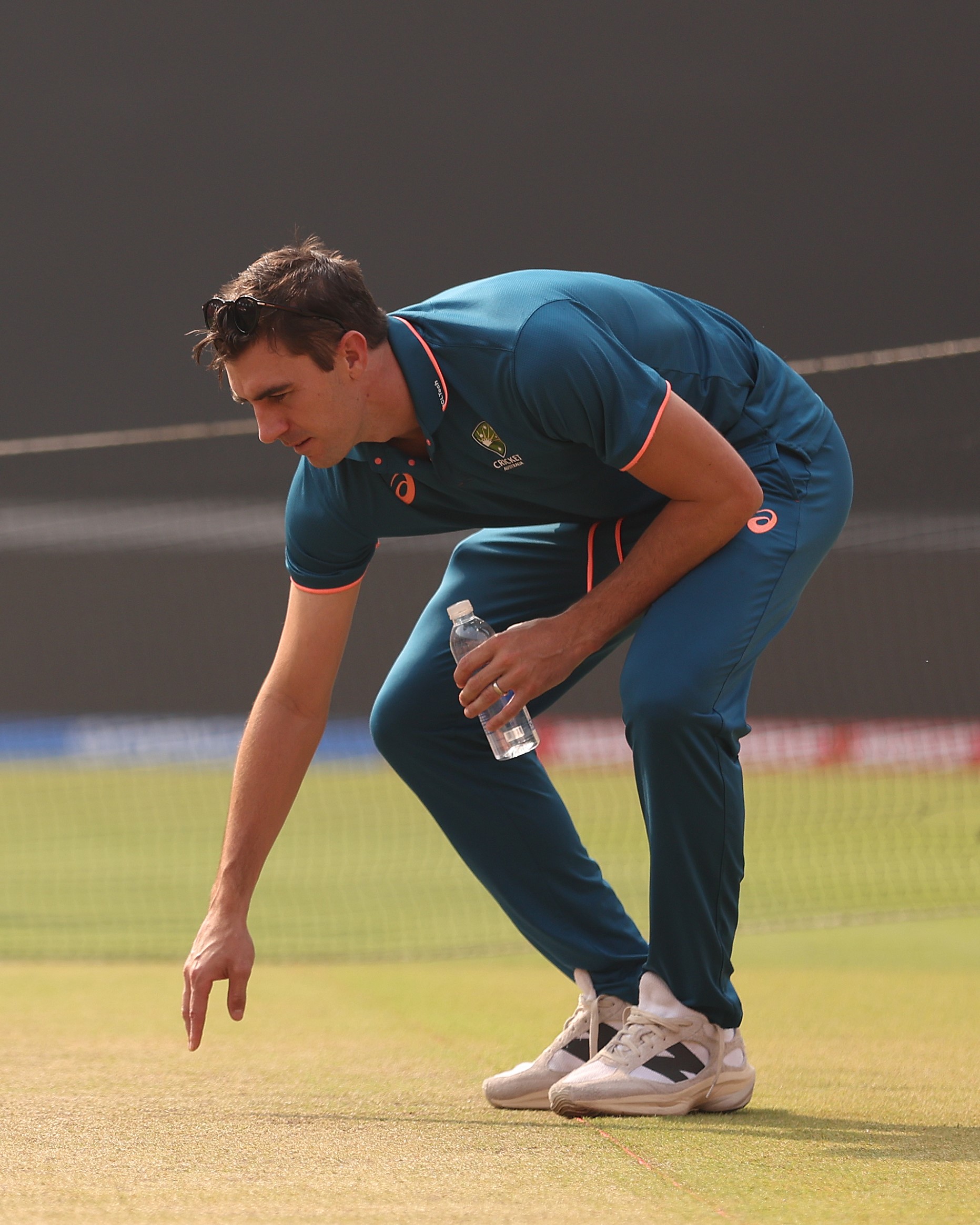 पैट कमिंस ने शनिवार को पिच को देखा।