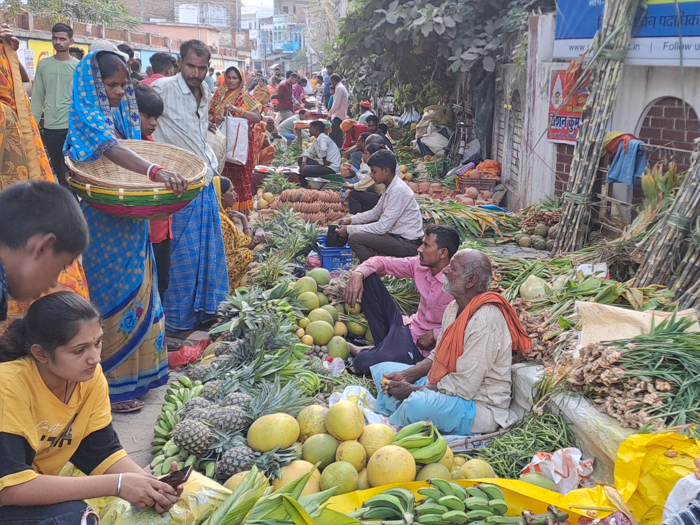 Crowd gathered in markets for Chhath Puja shopping in Gopalganj | छठ पूजा की खरीदारी के लिए बाजारों में उमड़ी भीड़: ड्रोन से की जा रही निगरानी, महंगाई का दिखा असर -