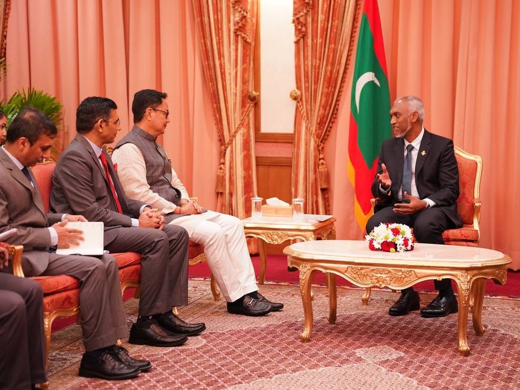 शपथ ग्रहण समारोह के बाद मुहम्मद मुइज्जू से मिलते हुए केंद्रीय मंत्री किरेन रिजिजू। - Dainik Bhaskar