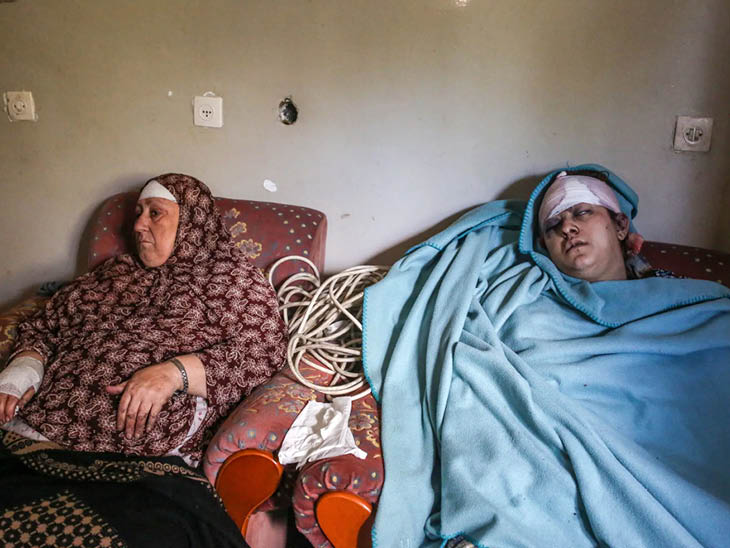 गाजा के नुसीरत में घायल नागरिकों को अपने घर लौटना पड़ा क्योंकि अस्पताल में मरीजों के लिए जगह नहीं बची है।