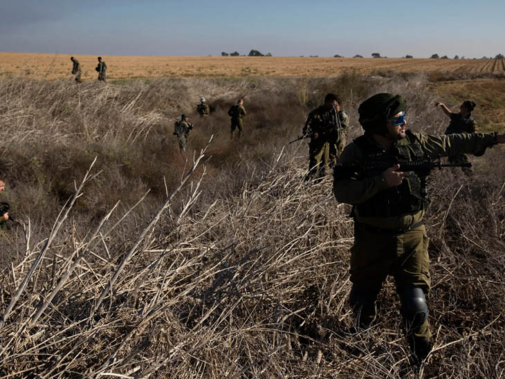 तस्वीर में इजराइली सैनिक गाजा में बॉर्डर के पास गश्त करते नजर आ रहे हैं।