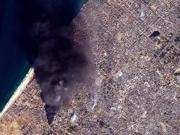 गाजा शहर में वॉटर ट्रीटमेंट प्लांट के ऊपर धुआं उठता नजर आ रहा है।