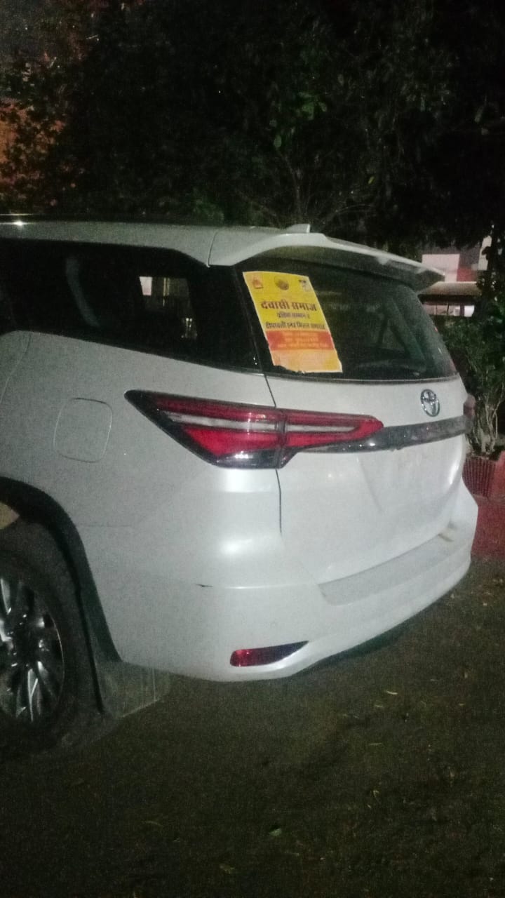 जोधपुर की शास्त्रीनगर थाना पुलिस को इसी कार में नोटों की खेप होने की सूचना मिली थी।