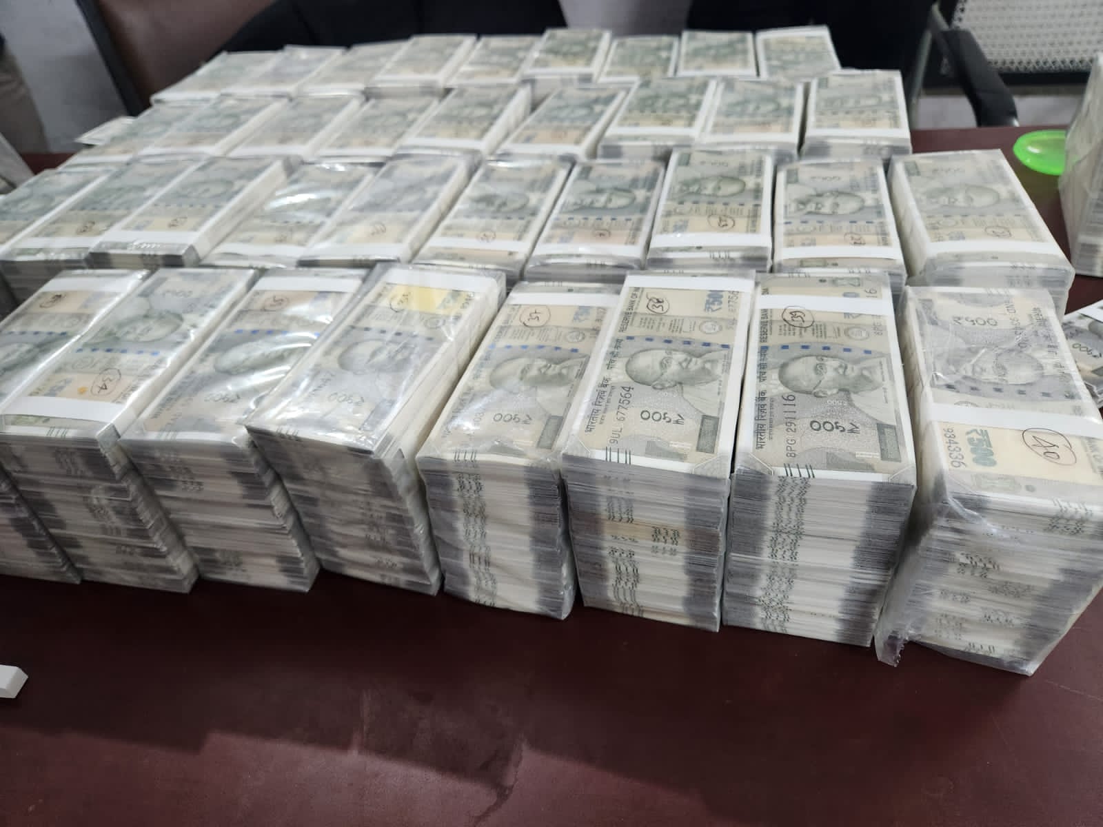 दो करोड़ के नकली नोट में सभी 500 रुपए के थे, पैसा हवाला का बताया जा रहा था लेकिन जांच में यह नकली नोट निकले।