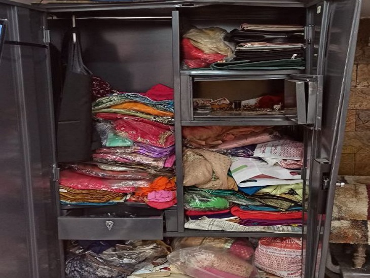 आलमारी तोड़कर की लाखों की चोरी - Dainik Bhaskar